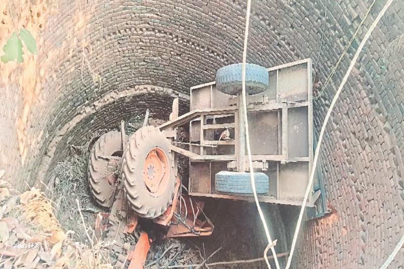 Tractor falls into 30-foot deep well, driver dies tragically, four injured hindi news big news khabargali 