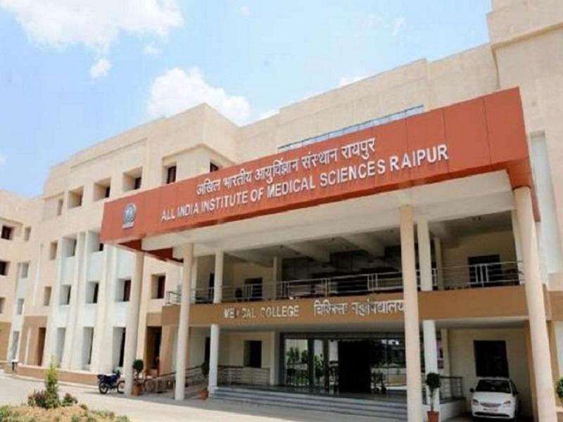 AIIMS doctors performed a miracle, reattached a hand severed by a thresher. hindi news big news raipur khabargali 