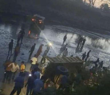 Tragic accident in Kushinagar, tractor-trolley full of devotees overturns in canal, 4 people dead hindi news big news khabargali 