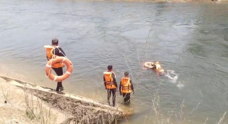 A boy from Uttar Pradesh drowned in the Rudri Canal while bathing; search continues.Dhamatari Cg News big news khabargali 