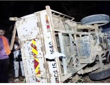  A pickup full of wedding guests met with an accident, killing a young man. big news balrampur chhattisgarhkhabargali 