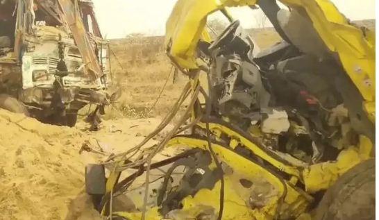 Horrific road accident in Raipur, 3 killed in collision between truck and Hiva hindi News raipur big news khabargali 