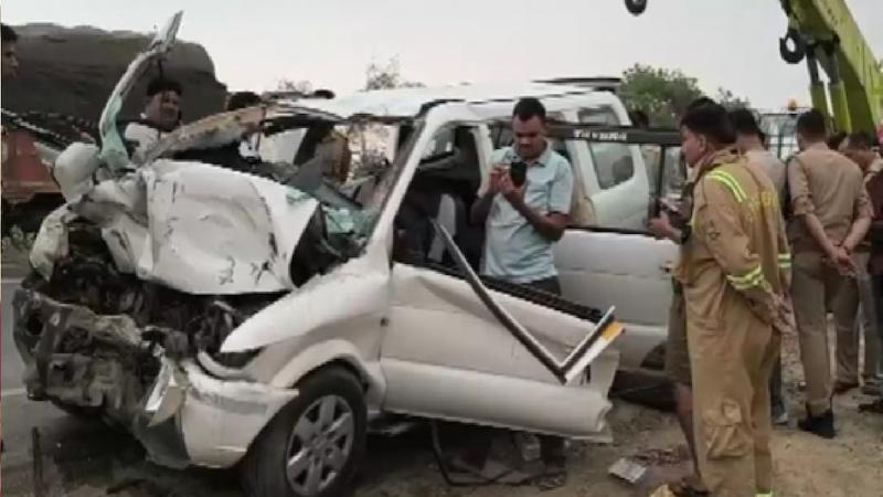 Car and lorry collide head-on, 4 people die tragically hindi News latest News khabargali 