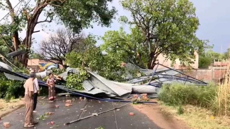 Severe storm wreaks havoc in Uttar Pradesh, 111 deaths in 24 hours, heavy damage in 26 districts latest News hindi News big News khabargali 