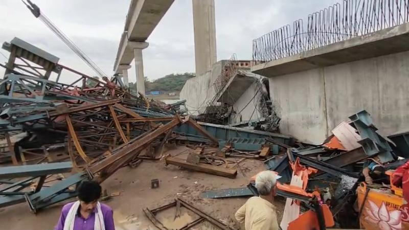 Slab of under-construction bridge over Betwa river collapses, 6 killed hindi News latest News big news khabargali 