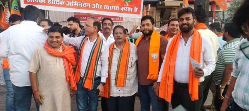 The charm of 'Modi Magic', Raipur BJP Business Cell celebrated victory on the huge victory in Bengal-Assam, distributed 'Jhalmuri' at Jaistambh Chowk, there was a lot of fireworks, State Coordinator Subhash Agarwal, Media Incharge Santosh Baid, Ramesh Singh Thakur, Cabinet Minister rank Sanjay Srivastava, Khabargali