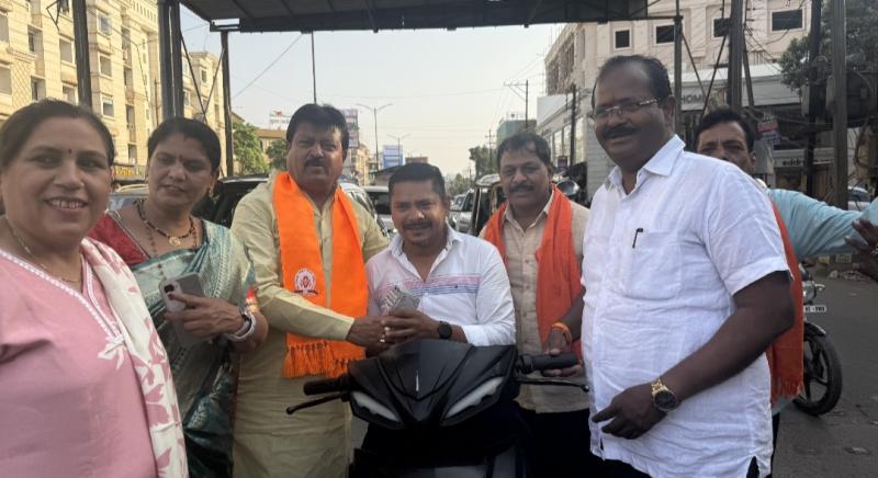 BJP's historic victory in Bengal celebrated in Raipur, Civil Supplies Corporation Chairman Sanjay Srivastava fed 'Jhalmuri' to passersby, credited Modi wave and hard work of workers, Raipur, Chhattisgarh, Khabargali