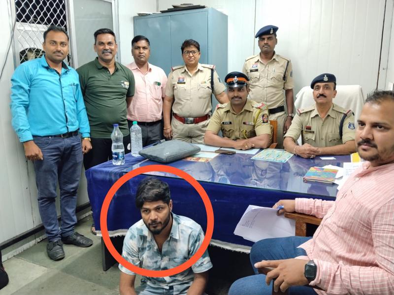 Sensational, the murderer who had escaped after chopping his friend into pieces in Mumbai was caught at Raipur station, the accused Aavish Mustafa had kidnapped his friend Aurangzeb Samiruddin and then killed him, Raipur Railway Superintendent of Police Divyang Patel, Deputy Superintendent of Police Taubias Khakha, GRP Station in-charge Sub Inspector Tulendra Verma, Chhattisgarh, Khabargali