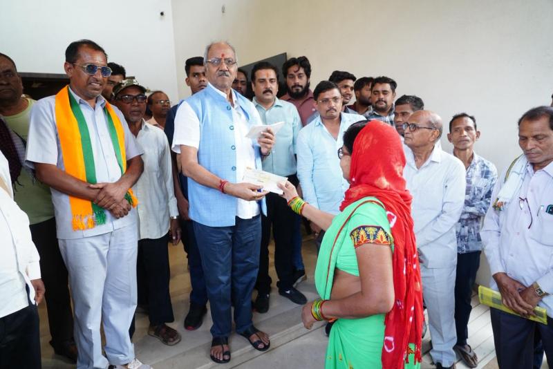 Service to mankind is service to God: MP Brijmohan Agrawal distributed cheques worth Rs 20 lakh to 200 beneficiaries, supported education, health and culture. From education and treatment of the poor to Ramayana Mandals, MP Brijmohan's sensitive support, Raipur, Chhattisgarh, Khabargali