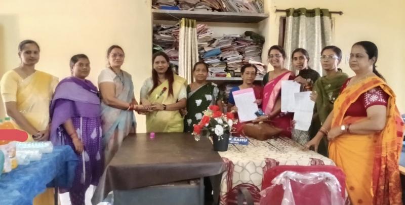 Excellent exam results: Students of Shri Bajrang Das Government Higher Secondary School enhanced the prestige of Abhanpur, School Development Committee President Mrs. Bharti Shinde, MLA representative Raja Rai, Raipur District Sarpanch Association President Mukesh Dhidhi, Principal Mrs. Janaki Sahu, Chhattisgarh, Khabargali