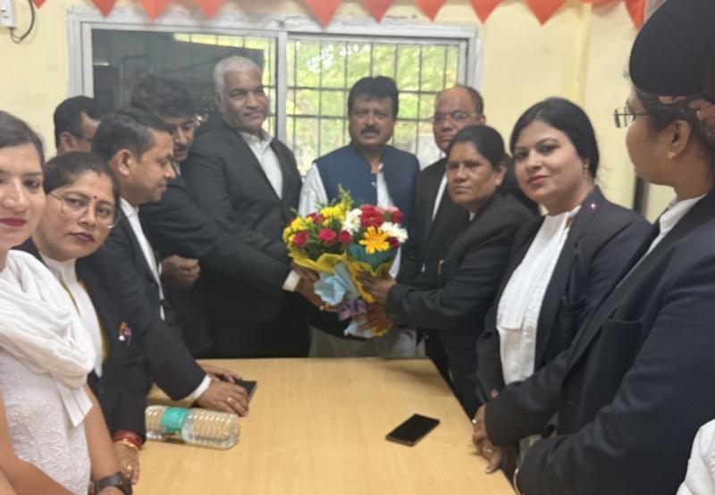 Chairman of Civil Supplies Corporation Sanjay Srivastava reached Raipur District and Sessions Court and congratulated the new executive of the Bar Association, President Dinesh Kumar Devangan, Senior Vice President Mrs. Bharti Rathore, Junior Vice President Suryakant Patskar, Secretary Rakesh Puri, Treasurer Mrs. Rani Laxmi Sahu, Joint Secretary Gunesh Kumar Nirmalkar and Mrs. Neha Rathore, Library Secretary Mahendra Kumar Devangan, Cultural and Sports Secretary Yugeshwar Sahu, Chhattisgarh, Khabargali