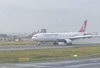  A major accident was averted at the airport when a plane tyre caught fire, carrying 277 passengers. new delhi hindi news big news khabargali 