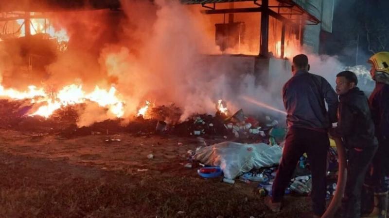 A massive fire broke out at a biscuit factory late last night, with losses estimated at Rs 4-5 crore. raipur chhattisgarh hindi news khabargali 