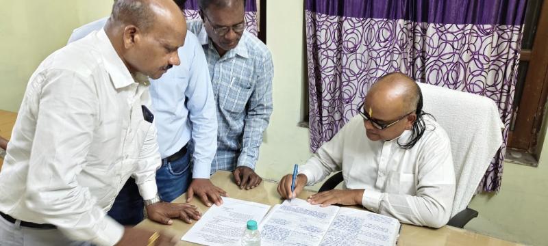 Saurabh Sharma became the authorized officer of Chhattisgarh State Cooperative Federation Limited, Sahakar Bharti, State Office Minister, Cooperation and Public Awareness Cell, senior member of Rashtriya Swayamsevak Sangh and State General Secretary of Sahakar Bharti Kaniram, Managing Director Mrs. Purnima Singh, Chief Executive Officer PC Dhruv, Raipur, Chhattisgarh, Khabargali