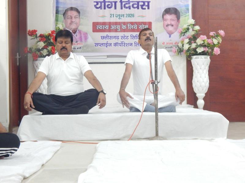 Theme 'Yoga for Healthy Ageing', Yoga is the basis of balance in life, adopt yoga for a healthy life, Sanjay Srivastava, Chairman of Civil Supplies Corporation, Yogacharya Jitendra Kumar Agarwal, Deputy AGM, NAN, Nava Raipur, Chhattisgarh, Khabargali