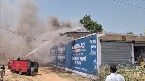 Massive fire at firecracker warehouse; area shaken by explosions; brought under control after 3 hours. korba chhattisgarh hindi news khabargali 