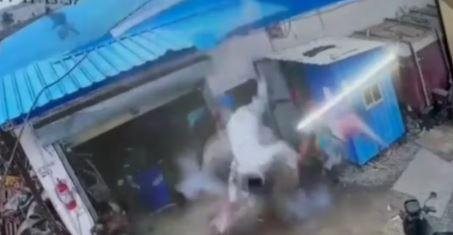 Deadly blast sends victim 15 feet into the air; helper killed in JCB tyre burst. bilaspur hindi news khabargali 
