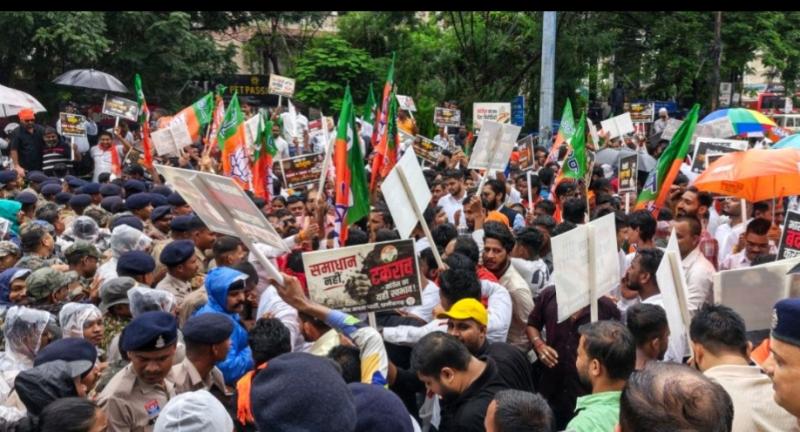 BJP and Congress workers clashed during the gherao of Rajiv Bhawan, hurling slippers, bottles, and pieces of wood at each other. Hindi news latest news khabargali 