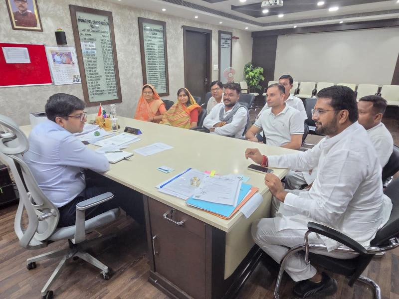 Congress councilors met with the Municipal Commissioner; discussed illegal tap regularization, property tax surcharge exemption, and ward development files. Raipur Municipal Corporation Leader of Opposition Akash Tiwari, Chhattisgarh, Khabargali