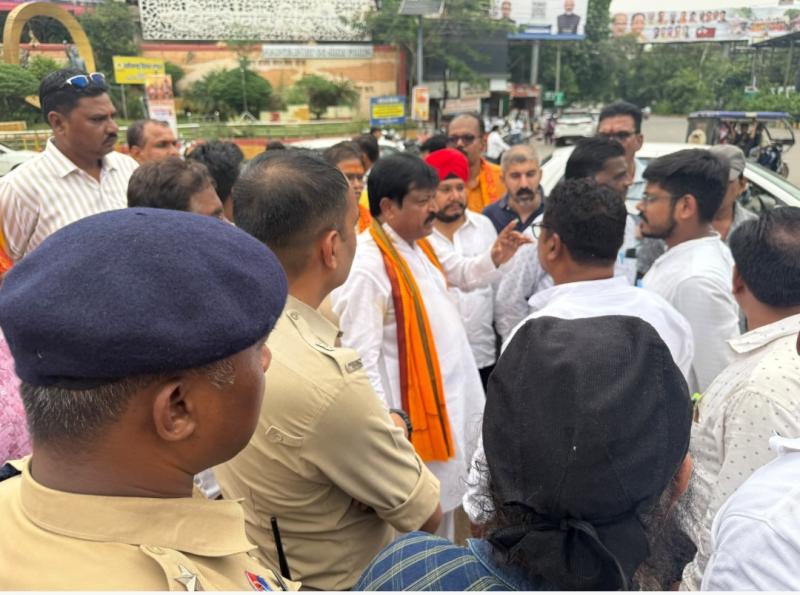 Major decision in public interest: Following the strong stance of Sanjay Shrivastava, the ongoing construction work at the intersections of Raipur was stopped with immediate effect, Chairman of Civil Supplies Corporation, Municipal Corporation, Traffic Department, Raipur, Chhattisgarh, Khabargali