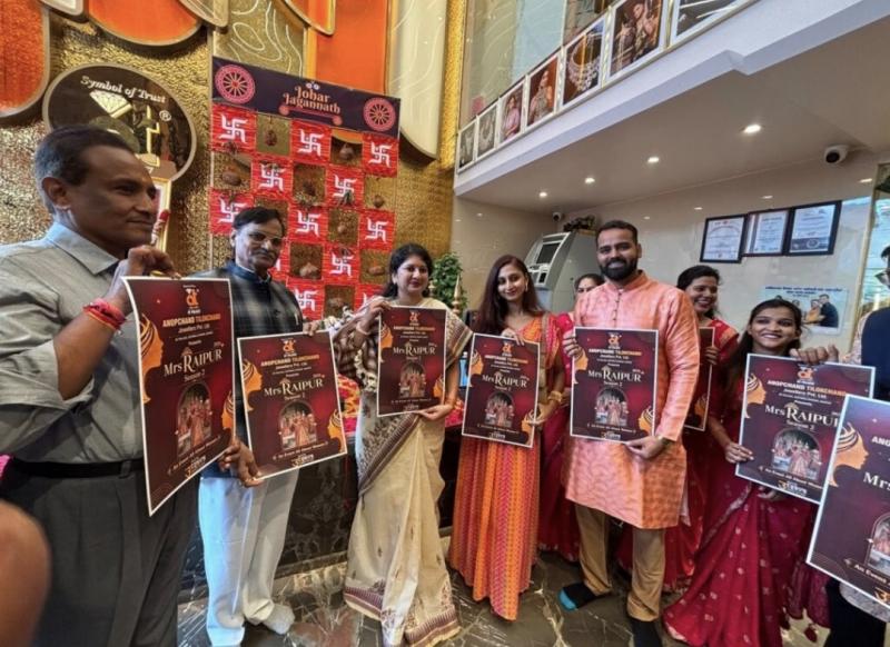 'Johar Jagannath' created a buzz at AT Palace, poster of 'Miss Raipur Season 2' released Anopchand Tilokchand, Chairperson of Child Rights Protection Commission Dr. Varnika Sharma became the chief guest at the 70th year celebration of AT Jewellers, Chairman Tilokchand Bardia, Nitin Bardia, Raipur, Chhattisgarh, Khabargali