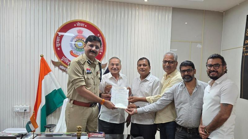 Raipur Sarafa and Silver Wholesale Association met with the Police Commissioner; expressed concern over the stalled trade due to blocked bank accounts. Police Commissioner Sanjeev Shukla, Additional Police Commissioner Amit Tukaram Kamble, Dharam Bhansali, Jitendra Golchha, Vinay Golchha, Chandra Prakash Golchha, Abhay Kothari, Chhattisgarh, Khabargali