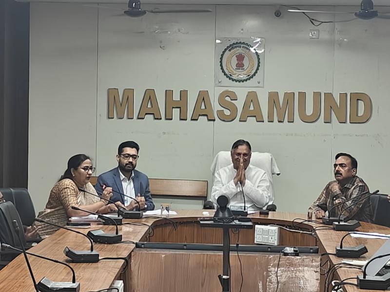 Salute to the success of the disabled in Mahasamund: They set an example by repaying their loans on time, and were honored by the Corporation Chairman at the Collectorate! Mr. Lokesh Kavadia, Chairman of the Chhattisgarh Disabled Finance and Development Corporation, was present as the chief guest. Chhattisgarh, Khabargali