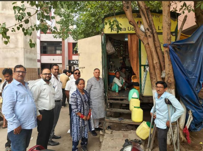 Raipur's Girja Jalakshatriya sets an example: Providing employment to 9 people through 'Tea Express' in the district court premises, defeating disability, Lokesh Kavadia, Chairman of Disabled Finance and Development Corporation, Chhattisgarh, Khabargali