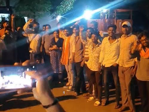   Accused of selling bakery items after spitting on them; Hindu organizations hand over father-son duo to police bilaspur hindi news khabargali 