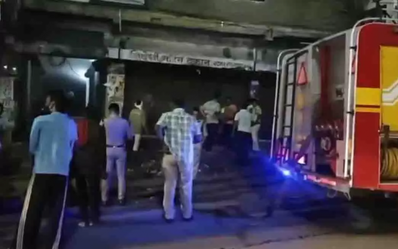 Government liquor shop engulfed in flames at midnight; panic ensues opposite the railway station. latest News hindi News khabargali 