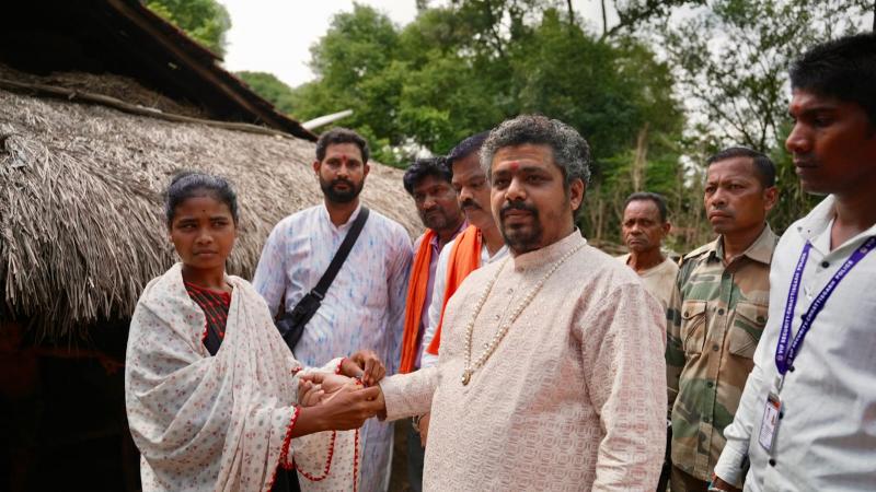 Dr. Prem Sai Guruji visited families affected by Naxal violence; Sukki, who had lost a leg, received ₹51,000 for house repairs and a monthly allowance of ₹31,000 for one year to support her wedding. Hindi