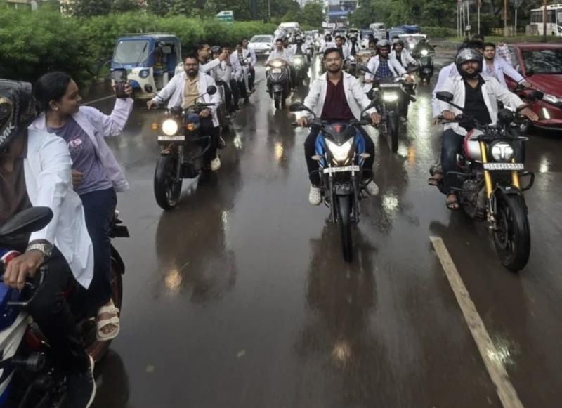 MBBS intern doctors' strike: Young doctors abandon hospital duties and embark on a bike rally, demanding a stipend of ₹30,000. The protest began in Raipur's Mekara. Intern doctors' protests intensified in several states, including Chhattisgarh, Khabargali 