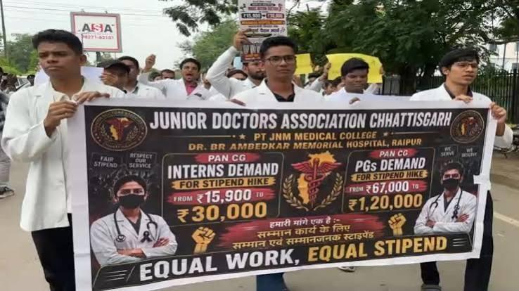  MBBS intern doctors protest, demand hike in stipend to ₹30,000. raipur chhattisgarh hindi news khabargali 