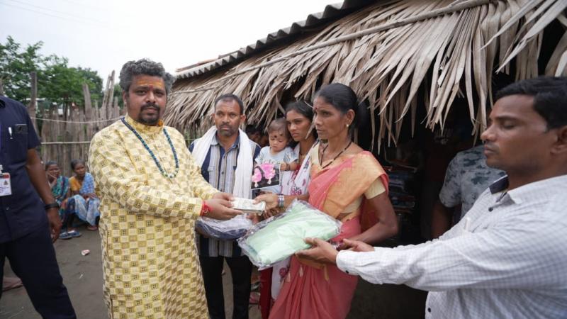 Dr. Prema Sai reached the homes of Naxal-affected victims by traversing dense forests and muddy paths; hailed Modi, Shah, Sai, and Sharma as ‘divine figures’. Latest news hindi news khabargali 