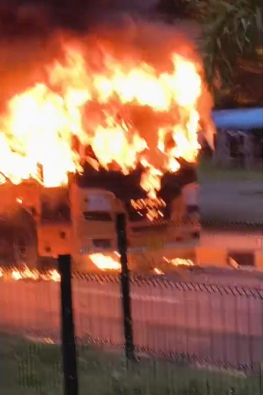 Massive fire breaks out in an employee bus at Mahanadi Bhawan; over 30 government employees were on board. Raipur news hindi news khabargali 