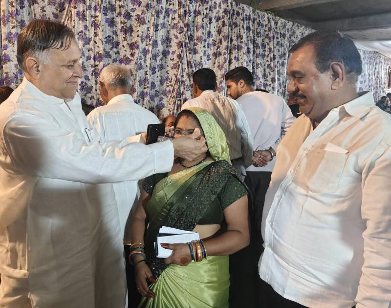 'Seva Sankalp Abhiyan' Service Pledge Campaign held on Prime Minister Narendra Modi's birthday; 218 people received free spectacles. The Shri Vishwakarma Samaj and Mahavir Intercontinental Service Organization organized a free eye check-up and spectacle distribution camp. Attendees included Lokesh Kavadia, Chairman of the Chhattisgarh Divyangjan Finance and Development Corporation, and Prafulla Vishwakarma, Chairman of the Chhattisgarh Iron Craftsmen Development Board. Raipur, Chhattisgarh Khabargali.