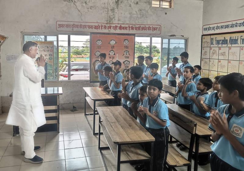 Kabirdham, School for Visually and Hearing Impaired, Singhanpuri, Chhattisgarh Handicapped Finance and Development Corporation Chairman Lokesh Kavadiya met the disabled children, took stock of the school's arrangements, Khabargali