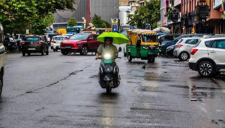 Rainfall intensity will ease over the next four days; the monsoon will then become active again, with the likelihood of heavy rain in some areas. raipur hindi news khabargali 
