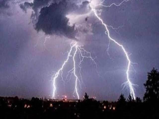 Lightning strikes two families with deadly force; 3 dead, four injured. hindi news janjgir news khabargali 