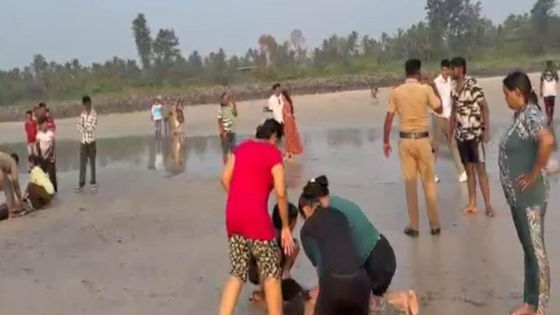 Major tragedy at Raigad's Diveagar Beach: 8 students drown in the sea; a group of 48 people had come from Pune for a picnic. Latest news hindi news khabargali 