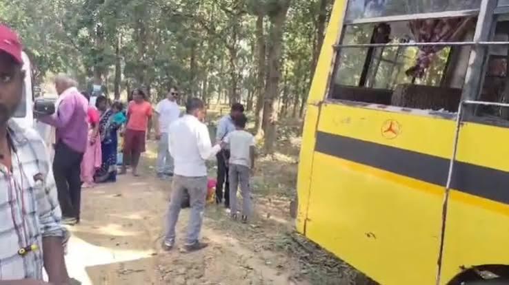  Manendragarh a bus collided with a tree 6 passengers died and 15 injured were taken to the hospital hindi news chhattisgarh news 