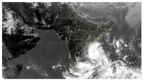  Impact of the storm: Continuous rain leads to faults in over 25 feeders; power supply disrupted in several area raipur khabargali  रायपुर परिक्षेत्र में 11 केवी और 33 केवी दोनों फील्ड में आया फॉल्ट