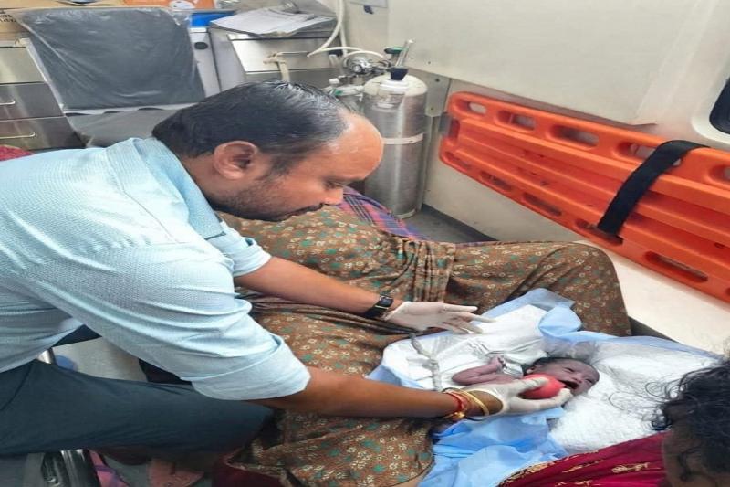  Joyful cries of a newborn echoed in the 108 ambulance; delivery was safely conducted en route, and both mother and baby are safe. hindi news latest news chhatisgarh news khabargli 