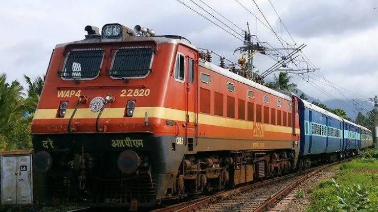 Travelers heading to Bengal for Navratri and Durga Puja are facing increased difficulties trains are fully booked, and securing seats on trains via other routes is also proving to be a struggle. raipur chhattisgarh news khabargali 